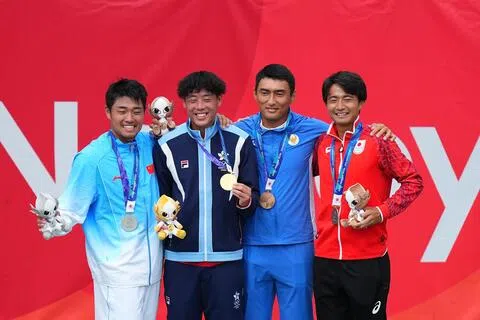 当地时间星期六（10月3日），在爱知·名古屋亚运会网球男单金牌赛中，香港选手黄泽林（左二）取得金牌。（新华社）