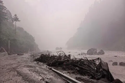 西藏吉隆口岸附近星期三（8月26日）发生泥石流灾害，造成重大人员伤亡失联。（新华社）