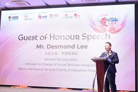 李智陞为晚宴致辞时说，政府虽持续加强对年长者和家庭的支持，但也需要社区伙伴凭借对人们需求的了解及发动各方力量的能力，携手建设更具关爱与包容的新加坡。（取自脸书Kampung Senang）