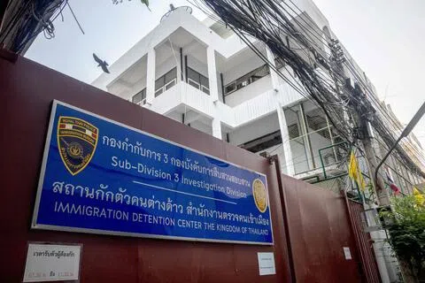 泰国移民局日前捣破一个非法偷渡团伙，逮捕涉案的四名泰国人，其中两人据信是头目脑。图为泰国曼谷一个移民拘留中心。（法新社档案照片）