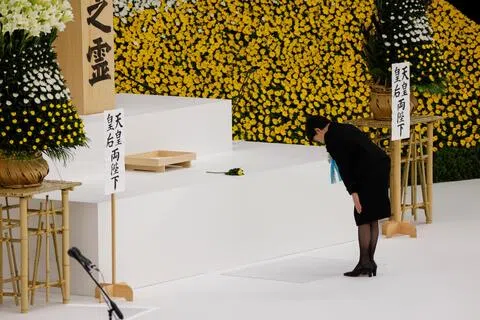 8月15日，日本首相高市早苗在东京武道馆举行的全国战殁者追悼仪式上鞠躬。（路透社）