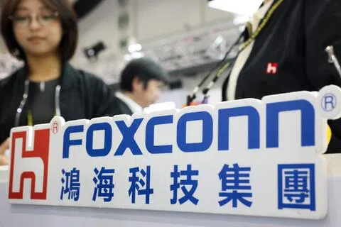 全球最大电子产品代工制造商鸿海科技集团（富士康）上周末公告，旗下核心企业鸿海精密8月销售额增长52%。图为今年4月15日在台北南港展览馆举行的台北国际车用电子展，鸿海科技在现场设立展位。（法新社）