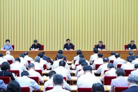 中国全国侨务工作会议7月27日至28日在北京召开，中共政治局常委、全国政协主席王沪宁（中）出席会议并讲话，传达中共总书记习近平对侨务工作的指示。（新华社）