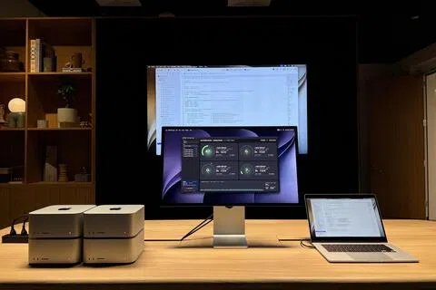 图为9月9日，在美国加利福尼亚州硅谷的苹果公司总部，多台苹果Mac Studio电脑正在进行大型人工智能（AI）模型的运行演示。（路透社档案照片）
