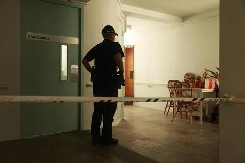 邻居闻腐臭味报警，揭七旬独居叔倒毙家中成腐尸。（纪允贤摄）