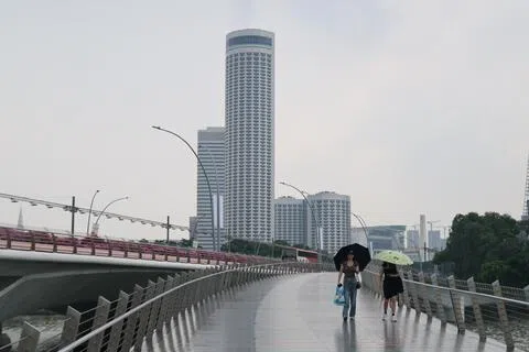 国家环境局10月19日傍晚发文告说，下午时分本地一些地区有降雨。截至傍晚6时，全岛一小时PM2.5悬浮颗粒浓度介于51微克至79微克之间。（张俊杰摄）