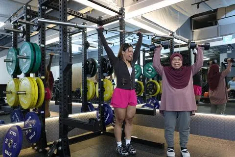 照顾孙子时不慎跌倒，73岁妇女露丝米娜双腿经常酸痛，走路、上下楼都吃力，靠健身改善。（梁麒麟摄）