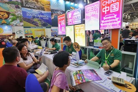 星期六的全国旅行社协会（NATAS）旅游展现场，旅行社柜台的客人一波接一波。受访旅行社透露，中国配套是销售之冠，热门地点包括东北地区、张家界、云南和贵州。（唐家鸿摄）