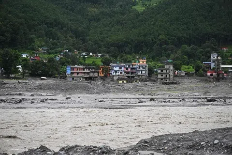 尼泊尔上月才发生严重泥石流，近日又遭暴雨及风暴袭击，引发洪水和山体滑坡。尼泊尔当局说，上次受灾严重的拉苏瓦（Rasuwa）和努瓦科特（Nuwakot）目前虽须保持警惕，但暂不属于高风险地区。图为9月26日，努瓦科特灾后目前的情况。（法新社）