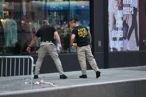 美国纽约市时报广场8月31日发生致命刀袭事件，纽约警方事后到场展开调查，现场还可看到斑斑血迹。（法新社）