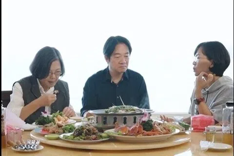 台湾总统赖清德（中）星期一（9月14日）邀请前总统蔡英文（左）和民进党新北市长参选人苏巧慧到家乡品尝万里蟹。（蔡英文脸书视频截屏）