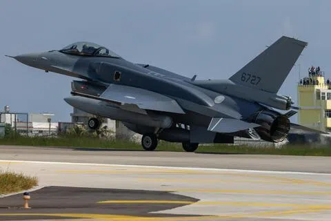 一架洛克希德·马丁公司生产的F-16V战斗机，10月2日降落在台湾台东市志航空军基地。（路透社）