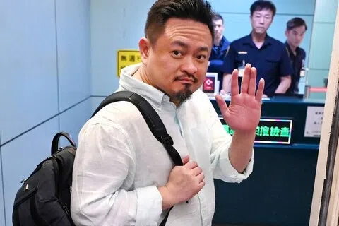 台湾劳动部长洪申翰星期天傍晚在桃园国际机场搭机前往中国大陆南京前，向现场媒体挥手致意。（自由时报）