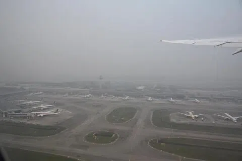 跨境烟霾导致新加坡星期五（10月16日）多个地区的空气污染指数处于不健康和非常不健康水平，位于东部的樟宜机场也被烟霾笼罩。（何炳耀摄）