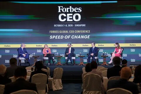 达利欧（左一）星期三（10月7日）在新加坡举办的福布斯全球总裁大会（Forbes Global CEO Conference）的一场讨论会上说，目前市场泡沫指标已接近2000年互联网泡沫和1929年股灾时期的水平。（李冠卫摄）