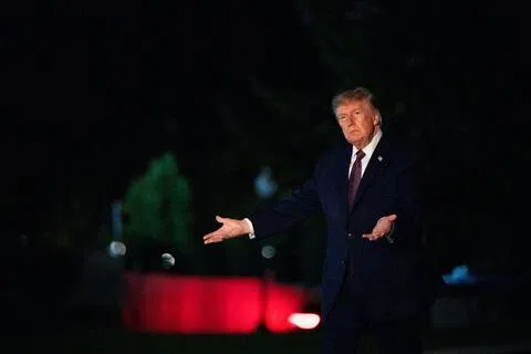 美国总统特朗普10月2日晚结束在阿拉巴马州莫比尔的中期选举造势集会，返回华盛顿。（彭博社）