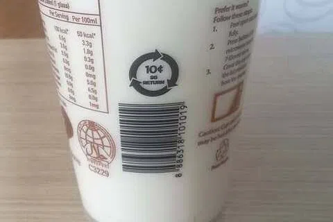 有消费者购买杯装豆奶，在杯子上发现BCRS押金标签。（取自脸书）