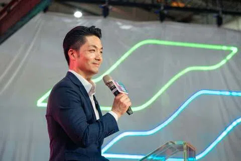 台北市长蒋万安的儿子蒋得立获选台北市教育局国际交换学生学习计划，将休学一年赴美国当交换学生，并可获得公费补助，引发特权和资格争议。蒋万安星期三（9月2日）在脸书发文回应，将不领取教育局的相关补助，并强调他愿意接受所有的检验。（蒋万安脸书）