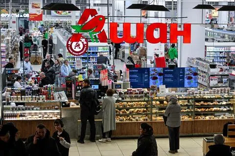 法国零售商欧尚（Auchan）在俄罗斯的业务也被俄当局接管。图为2月11日，俄罗斯民众在莫斯科一家商场的欧尚超市购物。（法新社档案照片）
