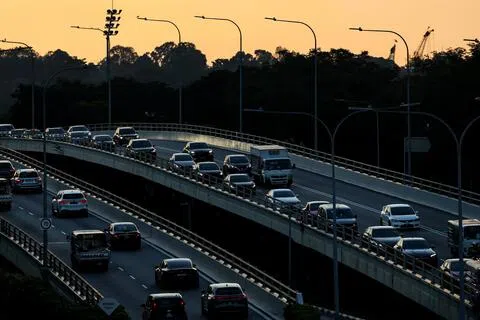 在陆交局额外拨出的拥车证中，74%（3万零599张）给了中小型汽车组（A组）和大型及豪华车组（B组），25%给电单车，其余给商用车。（商业时报）