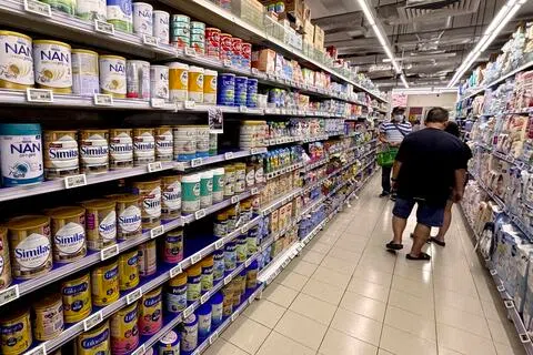 贸工部指出，本地婴儿奶粉的零售价格上涨，可能是全球乳清蛋白价格走高，以及货运等其他成本增加所致。（周国威摄）