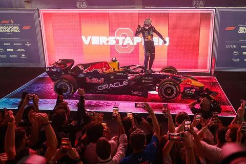 10次参赛终圆梦 维斯塔潘首夺新加坡F1赛冠军
