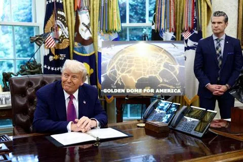 美国太空部队与12家国防公司共同研发的“金穹”系统的天基导弹拦截系统，可追踪、探测并在几分钟内击落来袭的弹道导弹。图为美国总统特朗普（左）去年5月公布“金穹”防御系统计划。（路透社）