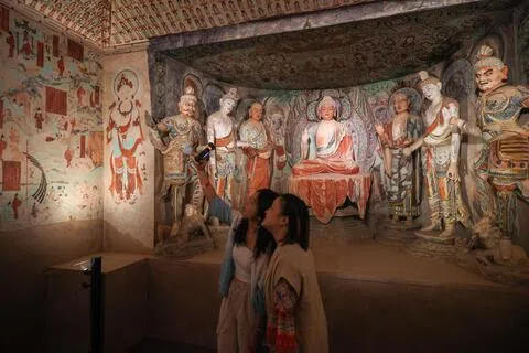 莫高窟文物与真迹东南亚首展 一比一复刻三洞窟领略敦煌壮丽
