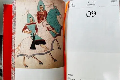 敦煌璧画中的马多是一身戎装的瘦马，气势昂然。如一副表现西魏时期的两个战士和胯下战马，都是穿戴由小型甲片编缀成的铠甲，为学者研究古代铠甲提供重要资料。（作者提供）
