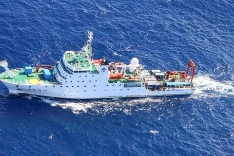 图为日本海上保安厅8月17日在冲绳县波照间岛海域发现的中国海洋调查船。（日本海上保安厅第11管区海上保安总部）