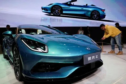 英国《泰晤士报》报道，英国可能仿效欧盟，对中国电动车征收45%的税率。图为一名男子4月24日在北京国际汽车展览会上拍摄比亚迪旗下豪华品牌腾势新亮相的Z系列电动敞篷车。（路透社）