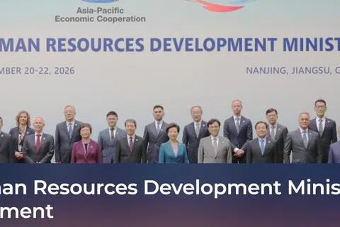 第八届亚太经济合作组织（APEC）人力资源开发部长会会议，星期一（9月21日）在中国大陆南京开幕。APEC官网会后发布大合照，前排右边第二位为台湾劳动部长洪申翰。（APEC网站）