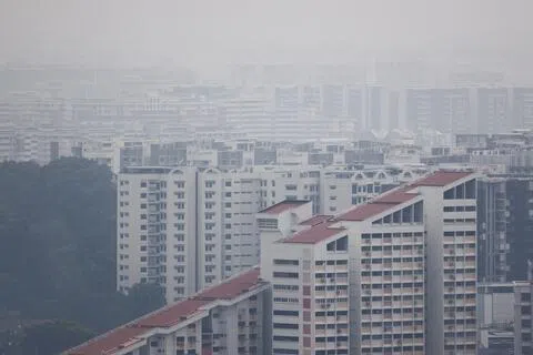 Haze shrouds residential buildings as smoke from regional forest fires reduces visibility across the island in Singapore, September 4, 2026. REUTERS/Suhaimi Abdullah（REUTERS）