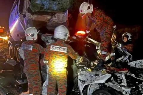 彭亨州东海岸大道文德甲路段星期一（8月31日）深夜发生致命连环车祸，造成四死四伤。（彭亨州消防局提供）