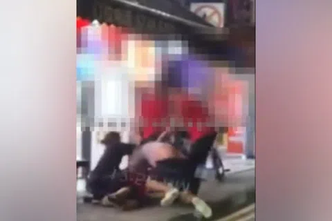 四名男女凌晨当街拳脚相向，涉滋事打架被捕。（视频截图）