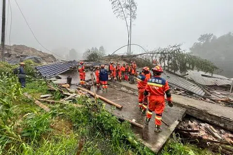 救援人员星期六（9月5日）在发生泥石流的江西省吉安市遂川县高坪镇明坑村石下组进行勘测和救援行动。当地有八栋房屋完全损毁。（新华社）