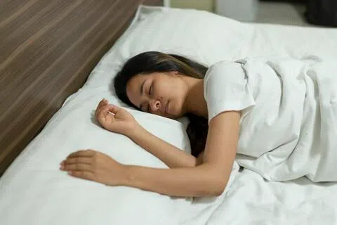 近期研究发现，睡眠时间较不规律或易醒，也与焦虑等多种疾病风险升高相关。（iStock图片）