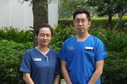 兀兰医院高级护士阮陈秋草（左）和黄廷方综合医院高级注册护士陈伟健（右）在戏院约会时挺身救人，今年10月将获颁民防部队民防社区援救者奖。（黄廷方综合医院提供）