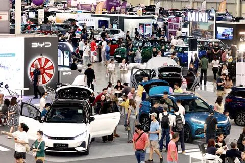 为确保豪华车买家继续支付更高的拥车费用，中小型汽车（A组）和大型及豪华车（B组）拥车证组别拟议合并，同时推出“收费和回扣制”，为低价位车型提供回扣；中等价位车型既没有回扣，也无须支付附加费；高价车型则须缴附加费。（周国威摄）