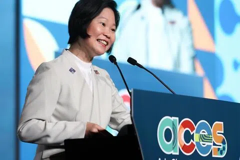 外交部兼能源贸工部政务部长颜晓芳星期二（10月27日）在第13届亚洲清洁能源峰会致辞时宣布，能源局将通过新招标整合政府部门的太阳能需求，以扩大太阳能部署规模，并为太阳能领域创造更多契机。（关俊威摄）