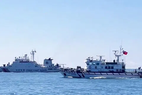 台湾海巡署7月8日发布的照片显示，一艘海巡署巡逻艇（右）跟监一艘在金门以南水域航行的中国大陆海警船。（台湾海巡署／法新社）