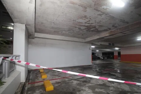 失火电车被拖走后，现场被拉起封锁线，墙壁也可见被熏黑的痕迹。（吴先邦摄）
