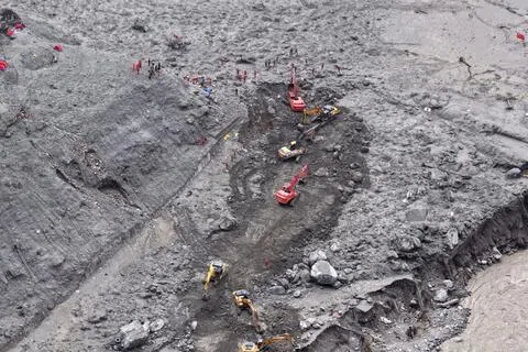 西藏吉隆口岸核心区域救援通道星期三（9月2日）基本打通后，大型机械在受灾核心区展开搜救作业。（新华社）