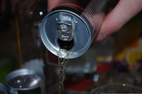 消协：能量饮料混搭咖啡 青少年咖啡因摄量可超标近两倍