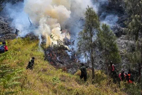 印尼东爪哇省布罗莫·滕格尔·塞梅鲁国家公园自星期一（8月3日）起爆发严重山火，消防当局出动直升机和无人机协助灭火。（法新社）