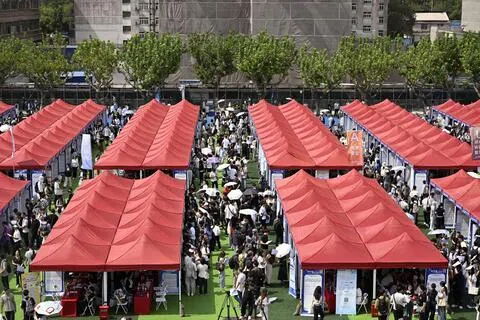 中国人社部官员强调，将尽最大努力帮助青年顺利就业。图为    9月22日在华东师范大学举行的上海高校毕业生招聘会。（新华社）