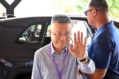 台湾出席在邦交国帕劳举行的太平洋岛国论坛年会后，中国大陆政府太平洋岛国事务特使钱波说，台湾与会“总会有后果”。图为钱波星期二（9月1日）在帕劳科罗尔出席会议时挥手致意。（路透社）