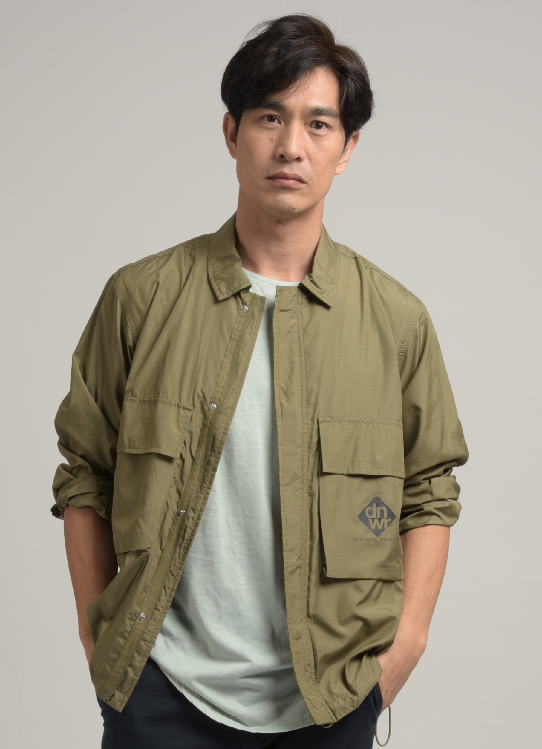 方展发在《多年后的全家福》中的造型照。（新传媒提供）