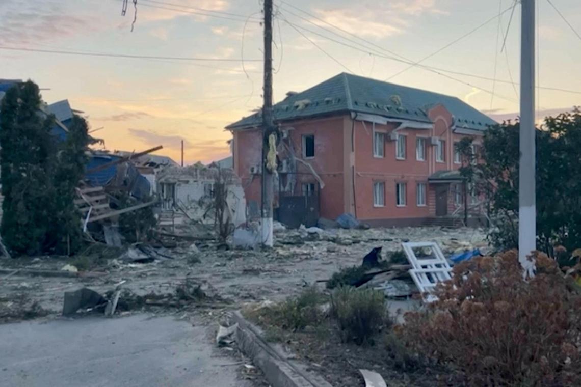 乌克兰媒体上发布的视频据称显示乌克兰士兵控制着边境城镇苏扎（Sudzha）的一个天然气测量设施。8月7日的视频截图显示，苏扎一些房子受损。（路透社）