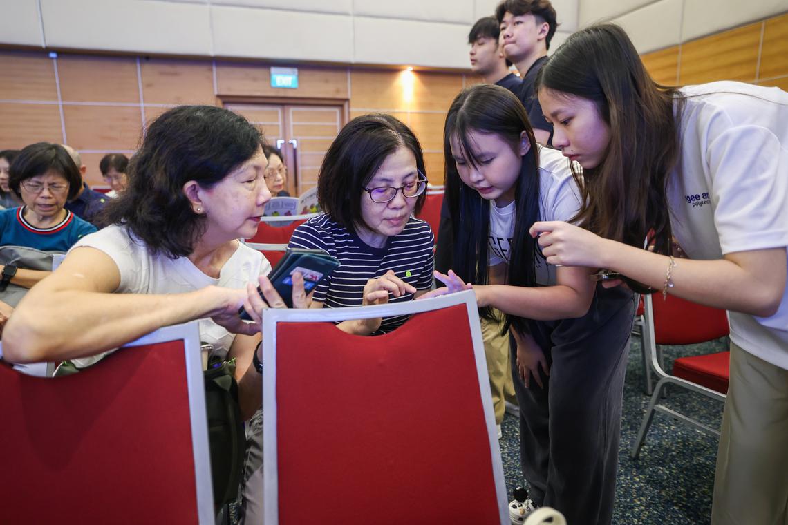 约60名义安理工学院的华文传媒系学生陪伴长辈们一起上课,从旁指导。(白艳琳摄)
